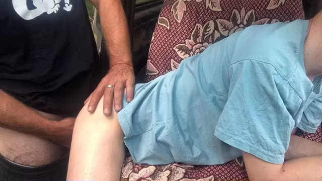 Extreme anal fuck with hairy daddy in car