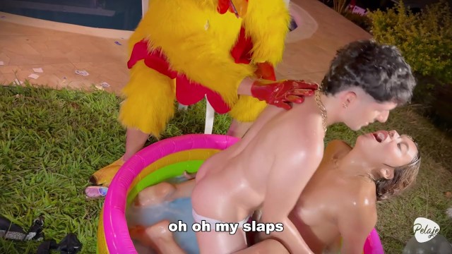 Frisby's chicken organizes fight between ALIX VLOGS and LARA ROSS to see who will fuck his fat cock